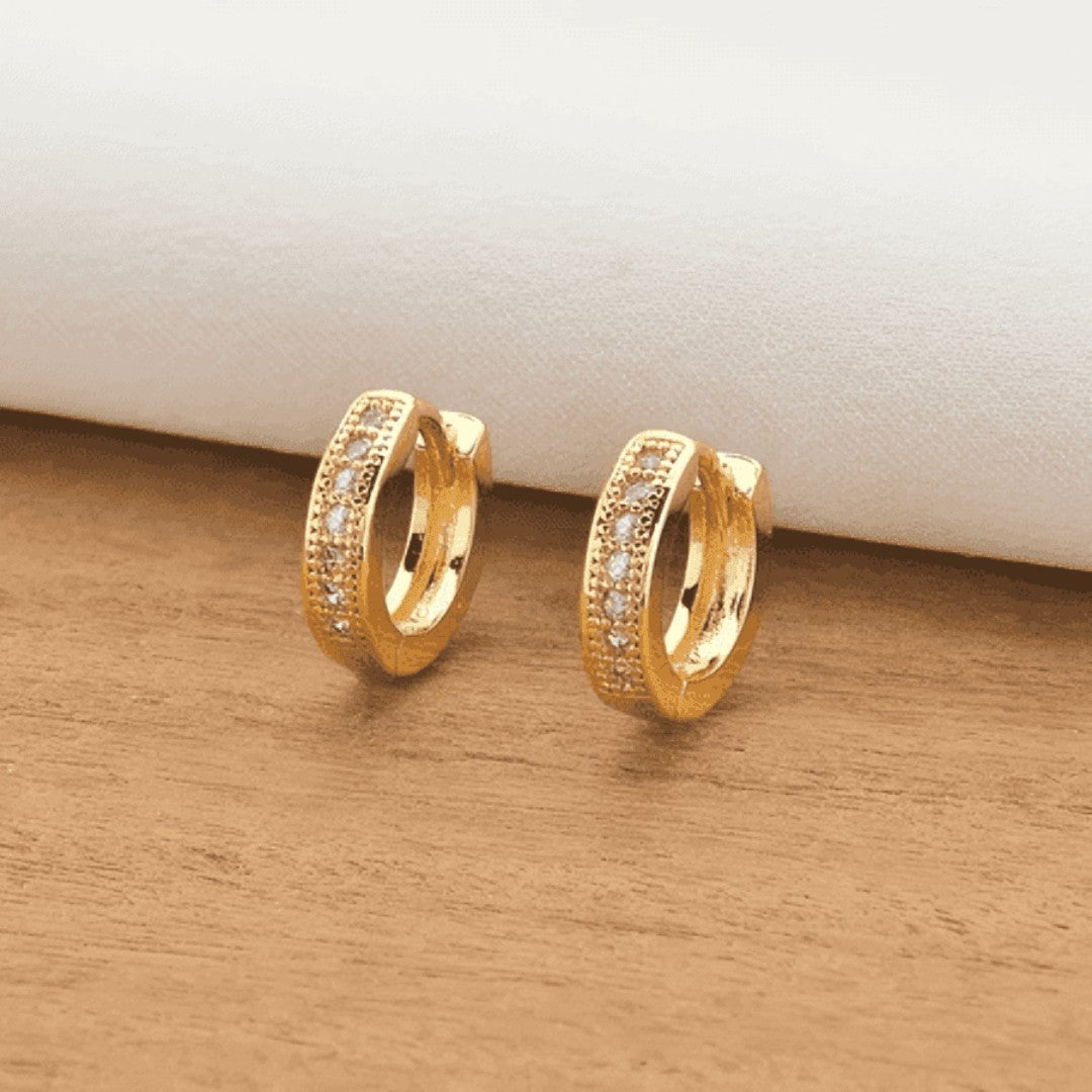 💍 LuxZir™ – Brinco Argola Cravejada com Zircônia Banhada a Ouro 18K