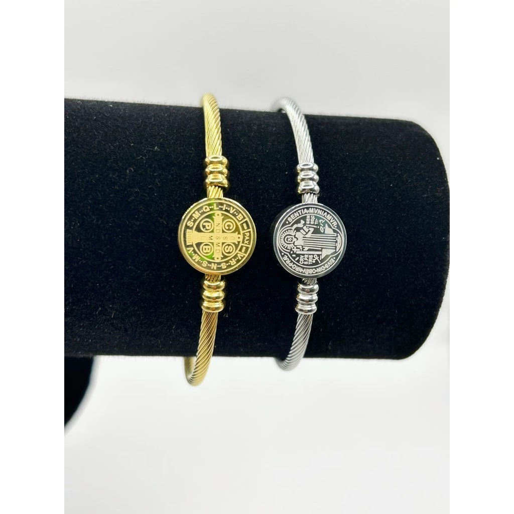 Bracelete São Bento Dourado e Prata no suporte