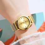 Relógio feminino OPK dourado usado no pulso