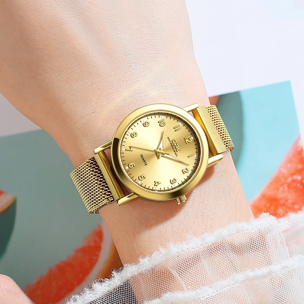 Relógio feminino OPK dourado usado no pulso