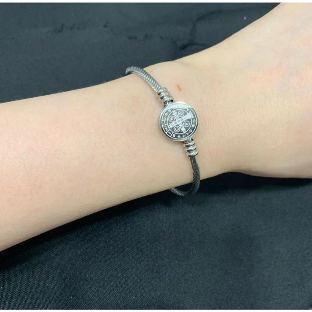 Bracelete São Bento Prata em uso masculino